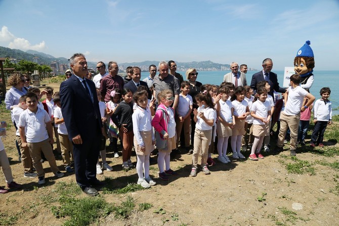 rize-belediye-baskan-vekili-kemal-genc,-belediyenin-destekleriyle-cevre-haftasi-nedeniyle-denizciler-ilkokulu-ogrencileri-ile-100-fidani-toprakla-bulusturdu-(8).jpg