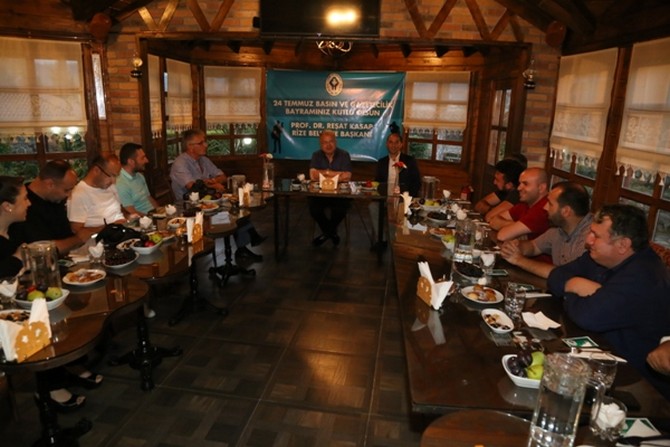 rize-belediye-baskani--prof.-dr.-resat-kasap,-24-temmuz-basin-ve-gazetecilik-bayrami-dolayisiyla-rize’de-gorev-yapan-basin-mensuplariyla-bir-araya-geldi-(1).jpg