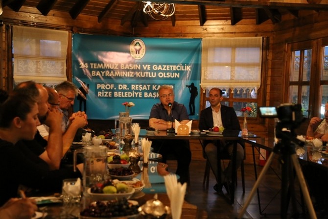 rize-belediye-baskani--prof.-dr.-resat-kasap,-24-temmuz-basin-ve-gazetecilik-bayrami-dolayisiyla-rize’de-gorev-yapan-basin-mensuplariyla-bir-araya-geldi-(4).jpg