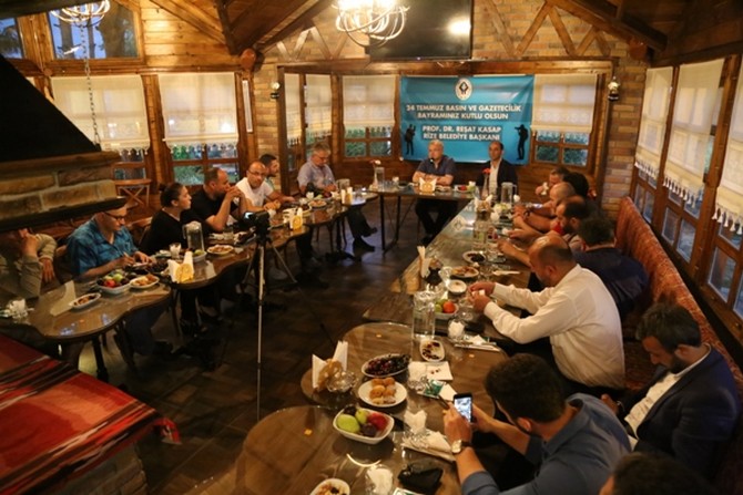 rize-belediye-baskani--prof.-dr.-resat-kasap,-24-temmuz-basin-ve-gazetecilik-bayrami-dolayisiyla-rize’de-gorev-yapan-basin-mensuplariyla-bir-araya-geldi-(5).jpg