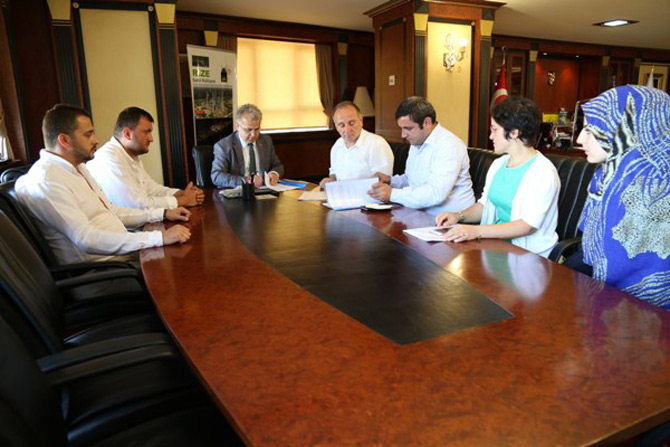 rize-belediye-baskani-prof.-dr.-resat-kasap,-ambalaj-atiklarinin-yonetim-planina-uygun-yonetilmesi-ve-kentimiz-icin-surekli-uygulanabilir-model-olacak-toplama-sisteminin-kurulmasini-amaclayan-bir-protokol-imzaladi3.jpg