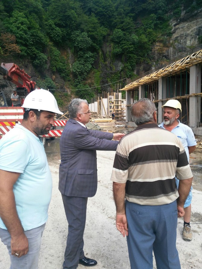 rize-belediye-baskani-prof.-dr.-resat-kasap,-ciftekavak-mahallesi’ndeki-eski-mezbaha-alanina-insa-edilen-rize-belediyesi-daimi-kurban-kesim-tesisi-ve-hayvan-pazari-insaat-calismalarini-yerinde-inceledi.--(3).jpg