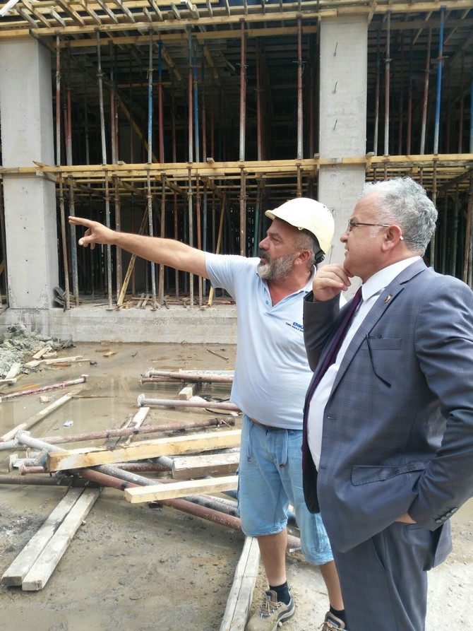 rize-belediye-baskani-prof.-dr.-resat-kasap,-ciftekavak-mahallesi’ndeki-eski-mezbaha-alanina-insa-edilen-rize-belediyesi-daimi-kurban-kesim-tesisi-ve-hayvan-pazari-insaat-calismalarini-yerinde-inceledi.--(6).jpg