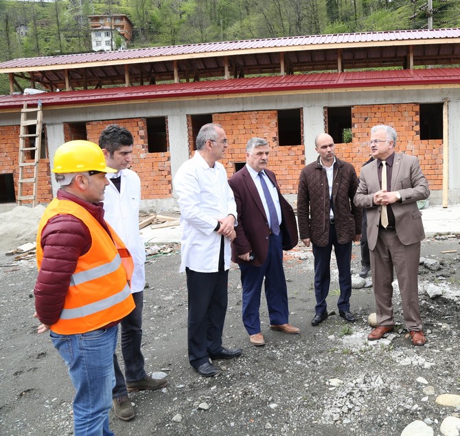 rize-belediye-baskani-prof.-dr.-resat-kasap,-hamzabey-mahallesi-yolu-uzerinde-bulunan-sokak-hayvanlari-bakim-ve-rehabilitasyon-merkezinde-incelemelerde-bulundu-(7).jpg