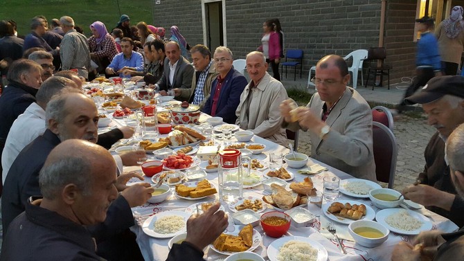 rize-belediye-baskani-prof.-dr.-resat-kasap,-rize’nin-ikizdere-ilcesine-bagli-anzer-yaylasi’nda-duzenlenen-iftar-yemegine-katildi-(3).jpg