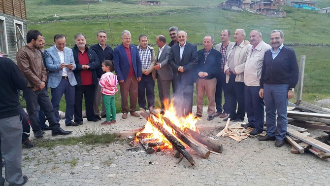 rize-belediye-baskani-prof.-dr.-resat-kasap,-rize’nin-ikizdere-ilcesine-bagli-anzer-yaylasi’nda-duzenlenen-iftar-yemegine-katildi-(4).jpg