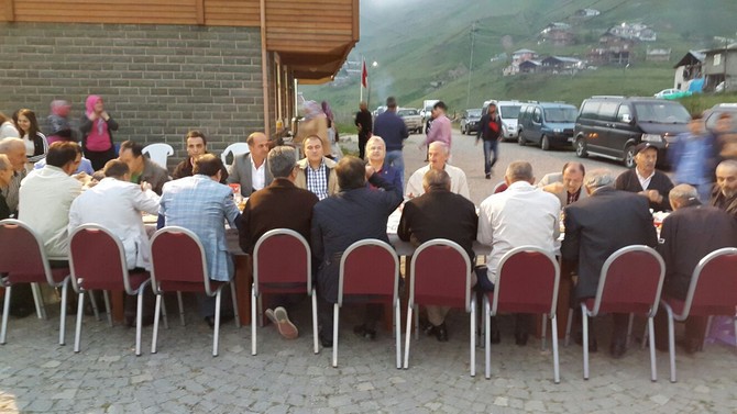 rize-belediye-baskani-prof.-dr.-resat-kasap,-rize’nin-ikizdere-ilcesine-bagli-anzer-yaylasi’nda-duzenlenen-iftar-yemegine-katildi-(5).jpg