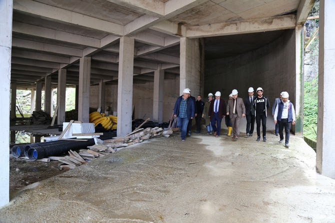 rize-belediye-baskani-prof.-dr.-resat-kasap,-yapimi-devam-eden-yeni--kurban-pazarinda-incelemelerde-bulundu-(10).jpg