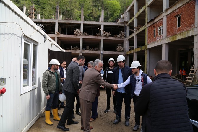 rize-belediye-baskani-prof.-dr.-resat-kasap,-yapimi-devam-eden-yeni--kurban-pazarinda-incelemelerde-bulundu-(14).jpg