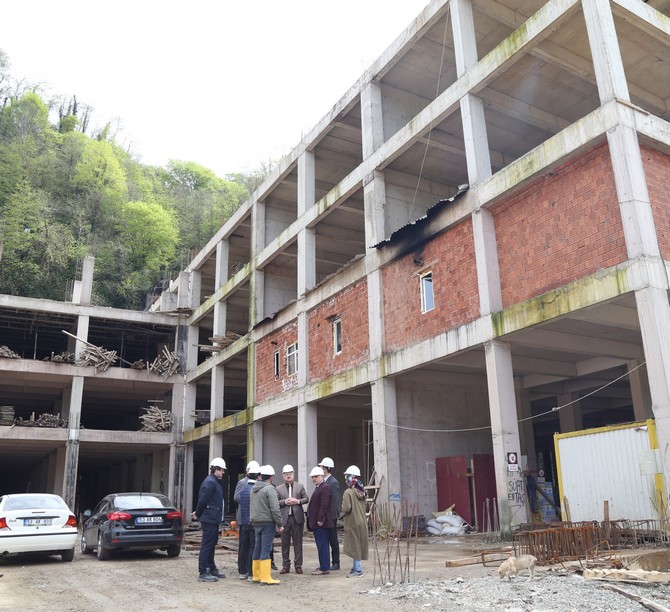 rize-belediye-baskani-prof.-dr.-resat-kasap,-yapimi-devam-eden-yeni--kurban-pazarinda-incelemelerde-bulundu-(3).jpg