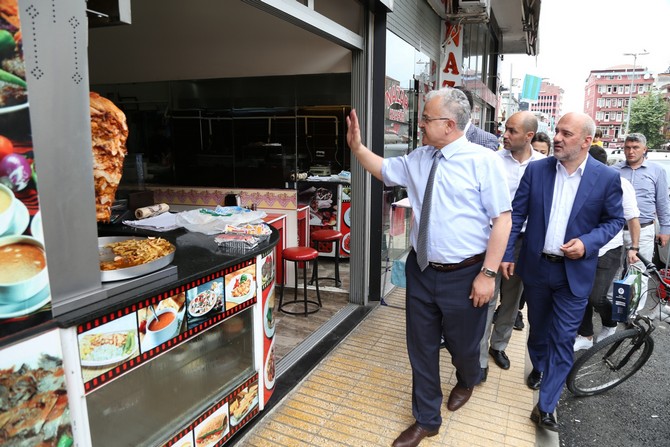 rize-belediye-baskani-prof.-dr.-resat-kasap,-yenikoy-mahallesi-esnaflarini-ziyaret-ederek-talep-ve-sikayetlerini-dinledi-(1).jpg
