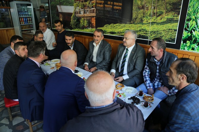 rize-belediye-baskani-prof.-dr.-resat-kasap,-yenikoy-mahallesi-esnaflarini-ziyaret-ederek-vatandaslarla-bir-araya-geldi.--(3)-001.jpg