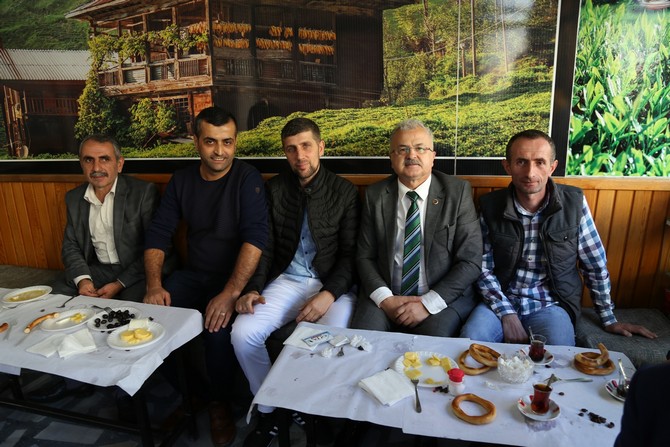rize-belediye-baskani-prof.-dr.-resat-kasap,-yenikoy-mahallesi-esnaflarini-ziyaret-ederek-vatandaslarla-bir-araya-geldi.--(5).jpg
