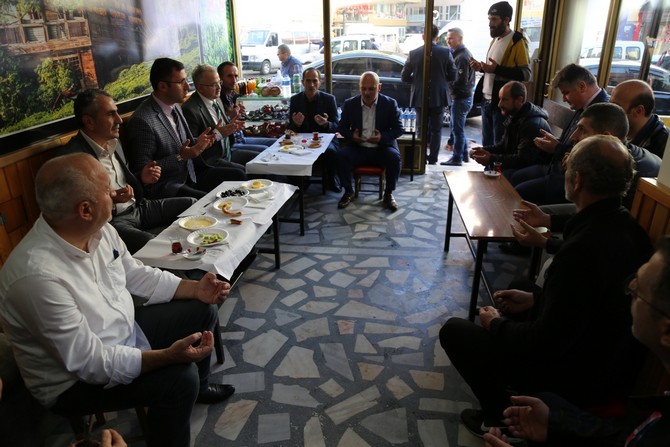 rize-belediye-baskani-prof.-dr.-resat-kasap,-yenikoy-mahallesi-esnaflarini-ziyaret-ederek-vatandaslarla-bir-araya-geldi.--(7).jpg