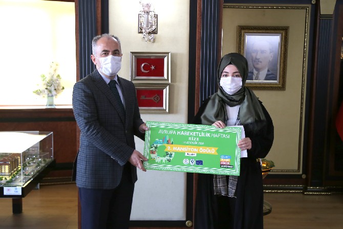 rize-belediye-baskani-rahmi-metin,-avrupa-hareketlilik-haftasi-2020-etkinlikleri-kapsaminda-duzenlenen-cevreci-ulasim-fikir-yarismasi’nda-dereceye-girenlere-odullerini-verdi-(2).jpg