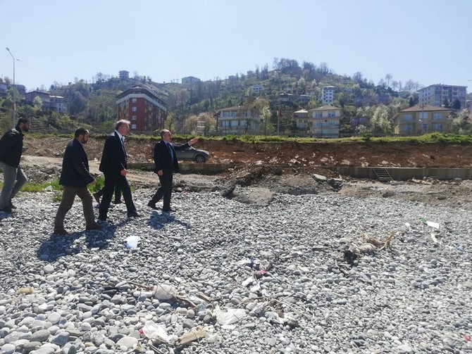 rize-belediye-baskani-rahmi-metin,-beraberinde-teknik-ekibiyle-birlikte-sahada-devam-eden-calismalari-yerinde-inceleyerek-bilgi-aldi-(7).jpg