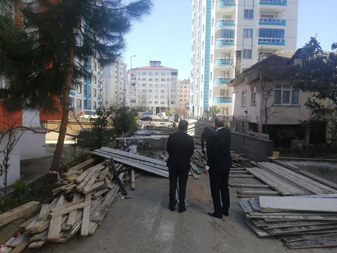 rize-belediye-baskani-rahmi-metin,-beraberinde-teknik-ekibiyle-birlikte-sahada-devam-eden-calismalari-yerinde-inceleyerek-bilgi-aldi-(8).jpg