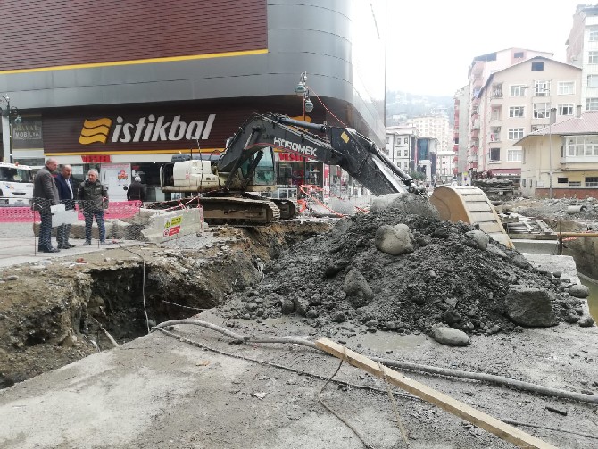 rize-belediye-baskani-rahmi-metin,-devlet-su-isleri-ve-karayollari-ile-rize-belediyesi’nin-ortaklasa-yurutmus-oldugu-calismalarda-incelemelerde-bulunarak-yetkililerden-bilgi-aldi-(9).jpg