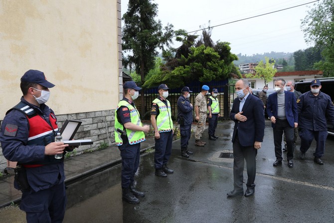 rize-belediye-baskani-rahmi-metin,-gorevleri-basinda-olan-kurum-calisanlarina-gerceklestirmis-oldugu-moral-ziyaretinde-tatli-ikraminda-bulundu-(2)-001.jpg