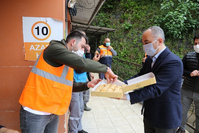 rize-belediye-baskani-rahmi-metin,-gorevleri-basinda-olan-kurum-calisanlarina-gerceklestirmis-oldugu-moral-ziyaretinde-tatli-ikraminda-bulundu-(3).jpg