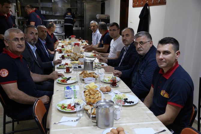 rize-belediye-baskani-rahmi-metin,-itfaiyecilerle-sahur-yemeginde-bir-araya-geldi-(1).jpg