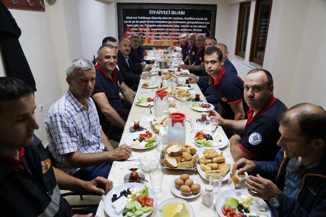 rize-belediye-baskani-rahmi-metin,-itfaiyecilerle-sahur-yemeginde-bir-araya-geldi-(2).jpg