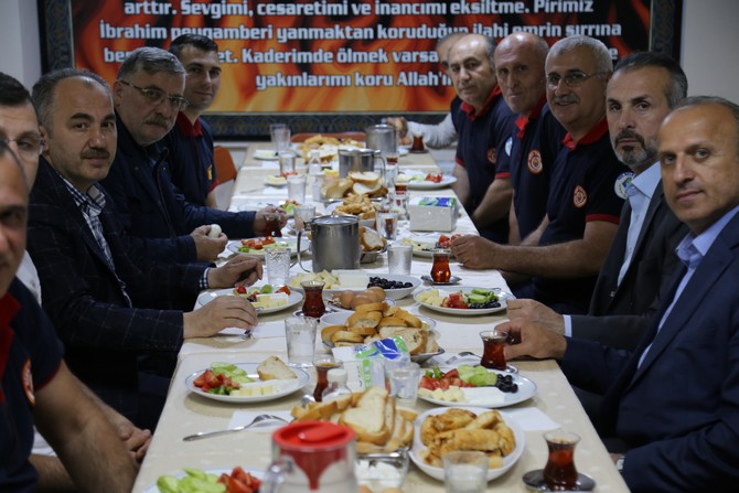 rize-belediye-baskani-rahmi-metin,-itfaiyecilerle-sahur-yemeginde-bir-araya-geldi-(3).jpg