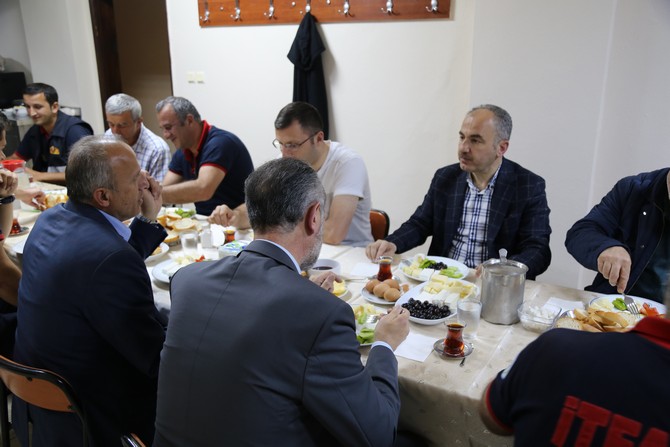 rize-belediye-baskani-rahmi-metin,-itfaiyecilerle-sahur-yemeginde-bir-araya-geldi-(4).jpg
