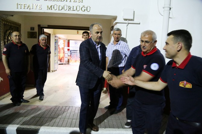 rize-belediye-baskani-rahmi-metin,-itfaiyecilerle-sahur-yemeginde-bir-araya-geldi-(5).jpg