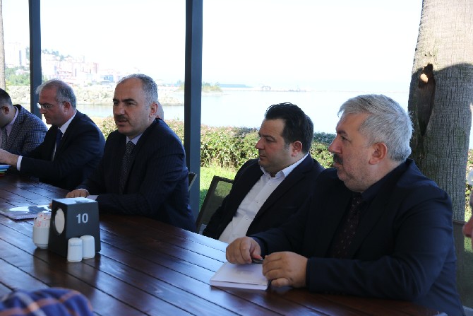 rize-belediye-baskani-rahmi-metin,-rize-merkeze-bagli-mahalle-muhtarlariyla-istisare-toplantisinda-bir-araya-geldi-(1).jpg