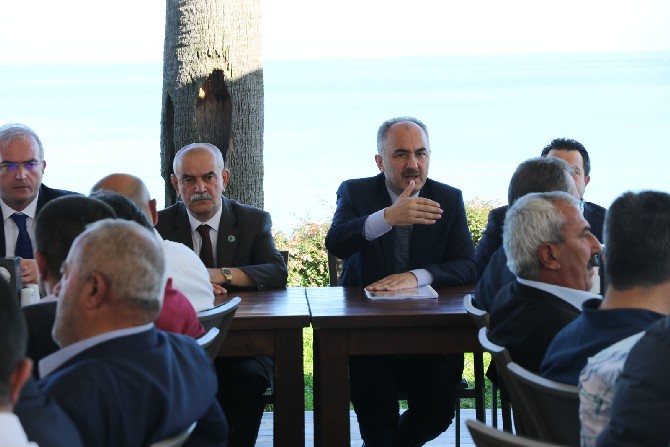 rize-belediye-baskani-rahmi-metin,-rize-merkeze-bagli-mahalle-muhtarlariyla-istisare-toplantisinda-bir-araya-geldi-(2).jpg