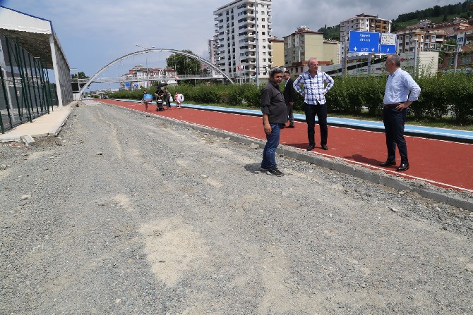 rize-belediye-baskani-rahmi-metin,-yapimi-devam-eden-islampasa-mahallesi- sahil-yuruyus-yolu-ve-alipasa-plajindaki-calismalari-yerinde-inceledi-(5).jpg