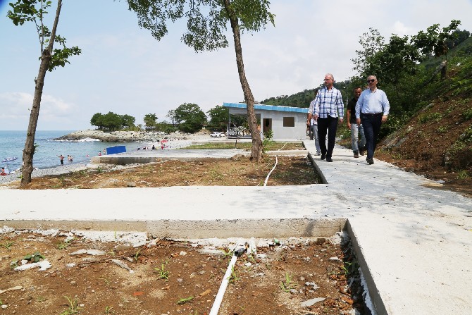 rize-belediye-baskani-rahmi-metin,-yapimi-devam-eden-islampasa-mahallesi- sahil-yuruyus-yolu-ve-alipasa-plajindaki-calismalari-yerinde-inceledi-(9).jpg