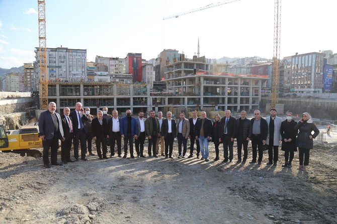 rize-belediye-baskani-rahmi-metin-beraberinde-baskan-yardimcilari-ve-belediye-meclis-uyeleriyle-birlikte-belediyenin-sahada-devam-eden-yatirimlarini-gezerek-meclis-uyelerine-bilgiler-aktardi-1.jpg