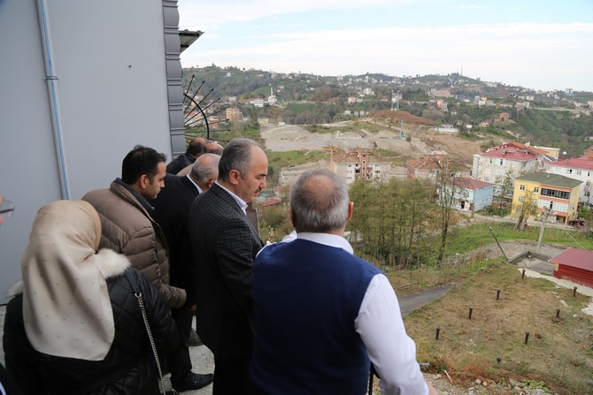 rize-belediye-baskani-rahmi-metin-beraberinde-baskan-yardimcilari-ve-belediye-meclis-uyeleriyle-birlikte-belediyenin-sahada-devam-eden-yatirimlarini-gezerek-meclis-uyelerine-bilgiler-aktardi-11.jpg