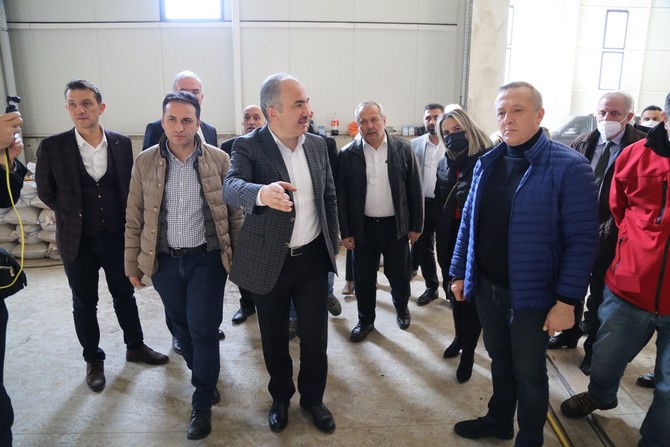rize-belediye-baskani-rahmi-metin-beraberinde-baskan-yardimcilari-ve-belediye-meclis-uyeleriyle-birlikte-belediyenin-sahada-devam-eden-yatirimlarini-gezerek-meclis-uyelerine-bilgiler-aktardi-17.jpg