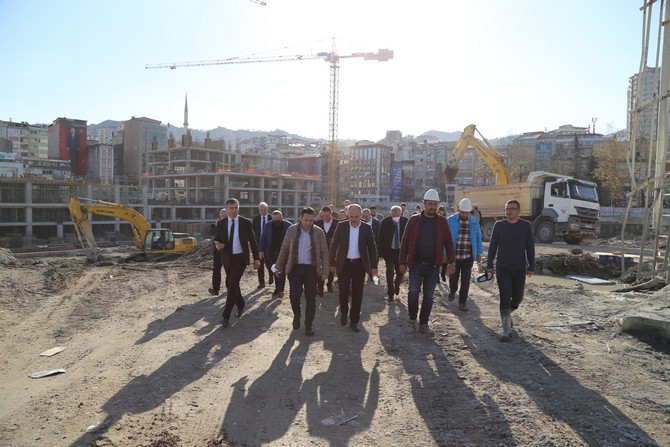 rize-belediye-baskani-rahmi-metin-beraberinde-baskan-yardimcilari-ve-belediye-meclis-uyeleriyle-birlikte-belediyenin-sahada-devam-eden-yatirimlarini-gezerek-meclis-uyelerine-bilgiler-aktardi-4.jpg