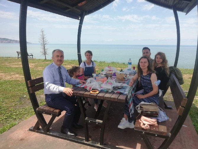 rize-belediye-baskani-rahmi-metin-iki-gunluk-ankara-ziyaretinin-ardindan-dondugu-rizede-hafta-sonu-sahilde-incelemelerde-bulundu-2.jpg
