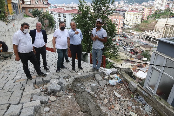 rize-belediye-baskani-rahmi-metin-rize-kalesini-ulasim-saglayan-ara-yolda-yapimi-devam-edne-calismalari-yerinde-inceledi-1.jpg