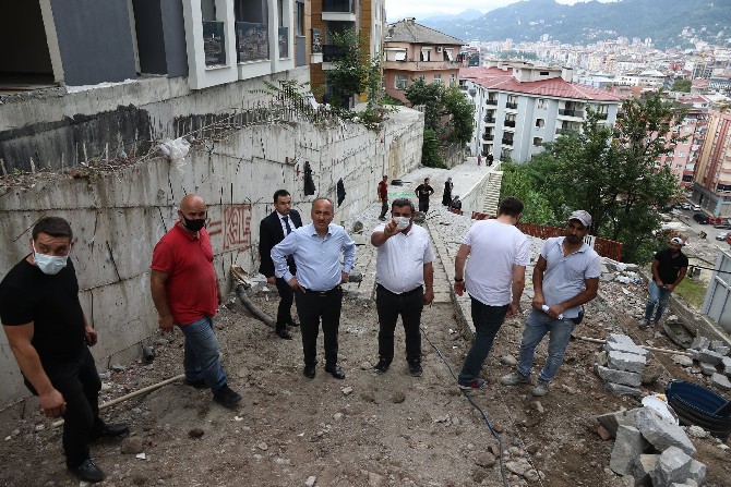rize-belediye-baskani-rahmi-metin-rize-kalesini-ulasim-saglayan-ara-yolda-yapimi-devam-edne-calismalari-yerinde-inceledi-5.jpg