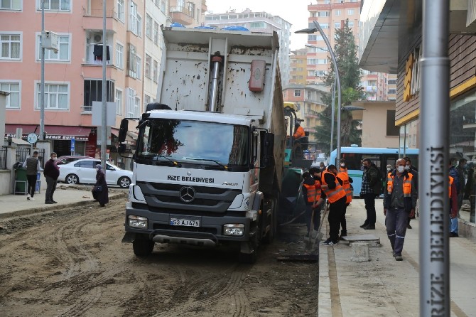 rize-belediye-baskani-rahmi-metin-ve-ak-parti-rize-il-baskani-ishak-alim,-pasakuyu-mahallesinde-devam-eden-altyapi-calismalarini-yerinde-inceledi-(7).jpg