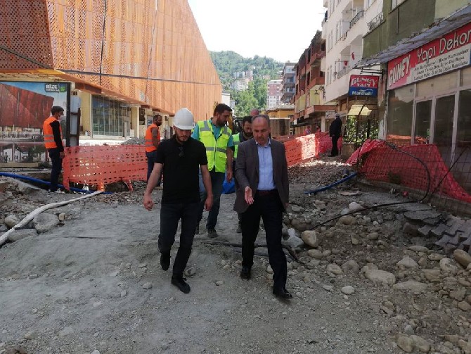 rize-belediye-baskani-rahmi-metin-ve-beraberindeki-teknik-heyet-sehrimizde-devam-eden-altyapi-calismalari-ve-projelerde-incelemelerde-bulunarak-calismalarla-ilgili-bilgiler-aldi-(9).jpg