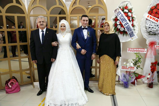 rize-belediye-baskani-resat-kasapin-kizinin-nikah-toreninde-misafirlere-nikah-sekeri-yerine-cam-fidani-hediye-edildi-(2).jpg