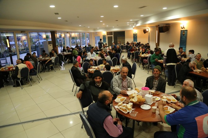 rize-belediyesi’nden-2-bin-kisiye-iftar-(11).jpg
