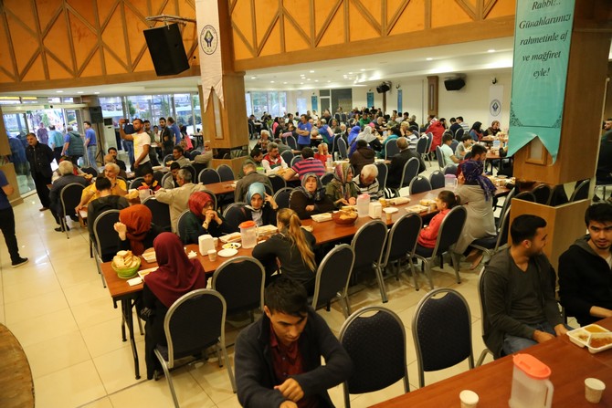 rize-belediyesi’nden-2-bin-kisiye-iftar-(7).jpg