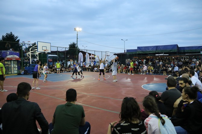 rize-belediyesi’nin-onculuk-ettigi-30.-uluslararasi-rize-cay,-turizm-ve-yaz-sporlari-festivali-kapsaminda-11.-irfan-koksal-eyuboglu-streetball-(sokak-basketbolu)turnuvasi-tamamlandi-(4).jpg