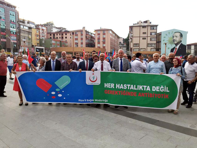 rize-belediyesi-30.-uluslararasi-rize-cay,-turizm-ve-yaz-sporlari-festivali-kapsaminda-15-temmuz-demokrasi-ve-cumhuriyet-meydanindan-baslatilan-kortej-uruyusune-katilim-yogun-oldu-(1).jpg