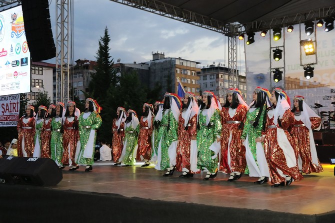 rize-belediyesi-30.-uluslararasi-rize-cay,-turizm-ve-yaz-sporlari-festivali-kapsaminda-15-temmuz-demokrasi-ve-cumhuriyet-meydanindan-baslatilan-kortej-uruyusune-katilim-yogun-oldu-(10).jpg