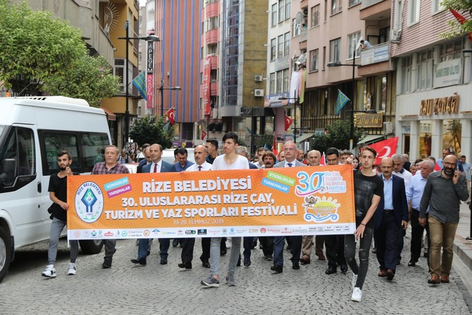 rize-belediyesi-30.-uluslararasi-rize-cay,-turizm-ve-yaz-sporlari-festivali-kapsaminda-15-temmuz-demokrasi-ve-cumhuriyet-meydanindan-baslatilan-kortej-uruyusune-katilim-yogun-oldu-(6).jpg
