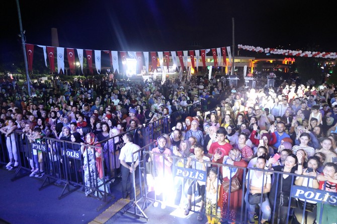 rize-belediyesi-30.-uluslararasi-rize-cay,-turizm-ve-yaz-sporlari-festivalini-rizeli-sanatci-gokhan-tepe-konseri-ile-sona-erdirdi-(1).jpg